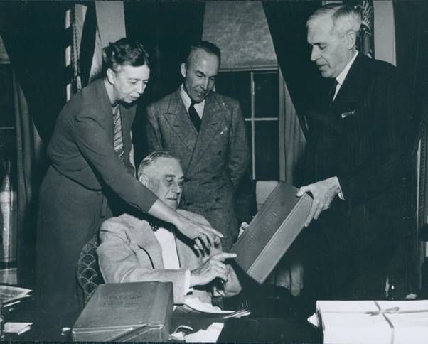 Dixon presents James Cook’s Diary to FDR and 
First Lady